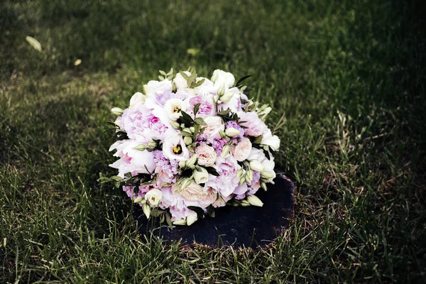 buket gül peonies ile bir ağaç çim üzerinde yalan