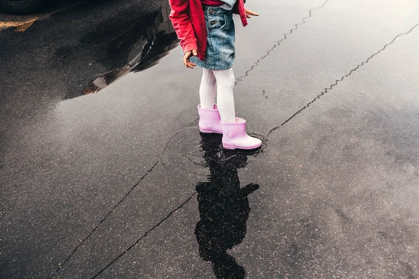 Lastik çizmeler göletlerde ayaklarda