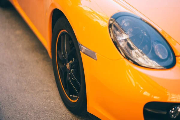 3 bardak kahve kaşık bir tablo ile bir daire üzerinde stand