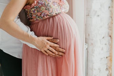 Hamilelik ve İnsanlar Mutlu Adam Hamile Kadını Evinde Sardı, Mutlu Ebeveynlik