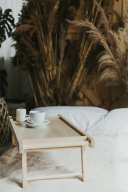 Yatakta kahvaltı, rahat bir otel odası. konsept