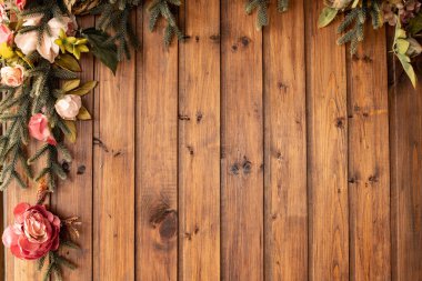 Tahta arka planda bahar çiçekleri dalları.