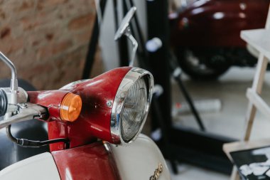 Kırmızı retro scooter 'ın ön kanadı ve farları, klasik, ulaşım, klasik bisiklet