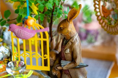 Süslü yemek masası. Paskalya bayramı, Paskalya masası, tavşan heykelcikleri ve şenlikli çörekler. Madalyalı dallar