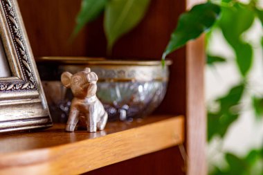 Süslü yemek masası. Paskalya bayramı, Paskalya masası, tavşan heykelcikleri ve şenlikli çörekler. Madalyalı dallar