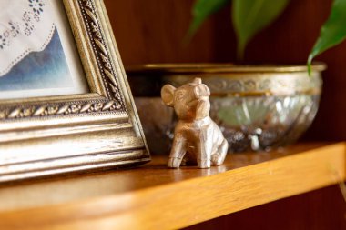 Süslü yemek masası. Paskalya bayramı, Paskalya masası, tavşan heykelcikleri ve şenlikli çörekler. Madalyalı dallar