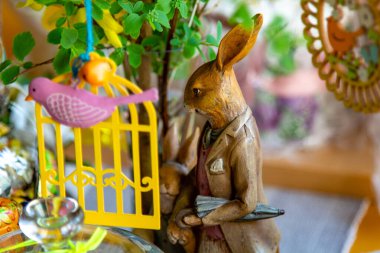 Süslü yemek masası. Paskalya bayramı, Paskalya masası, tavşan heykelcikleri ve şenlikli çörekler. Madalyalı dallar