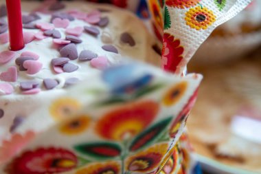 Süslü yemek masası. Paskalya bayramı, Paskalya masası, tavşan heykelcikleri ve şenlikli çörekler. Madalyalı dallar