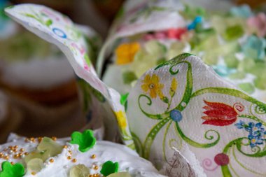 Süslü yemek masası. Paskalya bayramı, Paskalya masası, tavşan heykelcikleri ve şenlikli çörekler. Madalyalı dallar