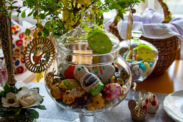 Geschmückter Esstisch Osterferien Ostertisch Hasenfiguren Und Festliche Cupcakes Geschmückte Zweige — Stockfoto