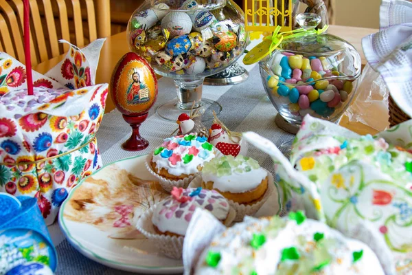 Dekorowany Stół Wielkanoc Stół Wielkanocny Figurki Zajęcy Świąteczne Babeczki Ozdobione — Zdjęcie stockowe