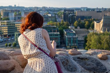 Dağdaki bir kalenin kalıntıları. Vilnius. Dağdaki gözlem yeri. İnsanlar dinleniyor ve şehre bakıyor. Genç çiftler birlikte vakit geçirirler. Tepeden şehrin manzarası.