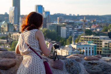 Dağdaki bir kalenin kalıntıları. Vilnius. Dağdaki gözlem yeri. İnsanlar dinleniyor ve şehre bakıyor. Genç çiftler birlikte vakit geçirirler. Tepeden şehrin manzarası.