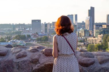 Dağdaki bir kalenin kalıntıları. Vilnius. Dağdaki gözlem yeri. İnsanlar dinleniyor ve şehre bakıyor. Genç çiftler birlikte vakit geçirirler. Tepeden şehrin manzarası.