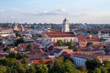 Vilnius. Eski şehir. Gün batımında Vilnius 'un sokakları ve çatıları. Sakin bir şehirde sakin bir gün. Katedral ve hükümdarların sarayı. Gün batımında binaların ve katedralin çatıları.
