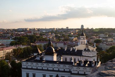 Vilnius. Eski şehir. Gün batımında Vilnius 'un sokakları ve çatıları. Sakin bir şehirde sakin bir gün. Katedral ve hükümdarların sarayı. Gün batımında binaların ve katedralin çatıları.