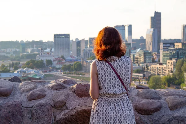 Dağdaki bir kalenin kalıntıları. Vilnius. Dağdaki gözlem yeri. İnsanlar dinleniyor ve şehre bakıyor. Genç çiftler birlikte vakit geçirirler. Tepeden şehrin manzarası.