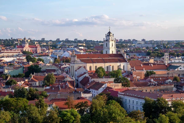 Vilnius. Eski şehir. Gün batımında Vilnius 'un sokakları ve çatıları. Sakin bir şehirde sakin bir gün. Katedral ve hükümdarların sarayı. Gün batımında binaların ve katedralin çatıları.