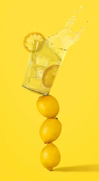 Glass Refreshing Lemonade Top Several Lemons Balance Fall Summer Time — Stock Photo, Image