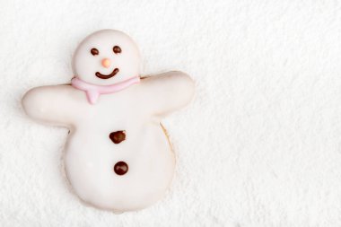 Beyaz arka planda beyaz kremalı tatlı kardan adam kurabiyesinden