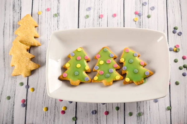 Closeup Árvores Natal Feitas Biscoitos Gengibre Decorados Com Cobertura Verde — Fotografia de Stock