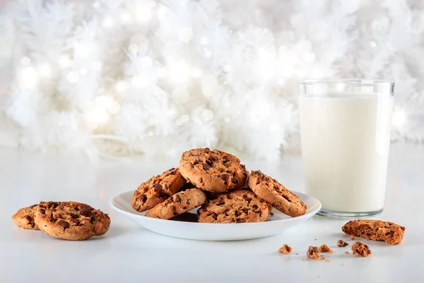 Lahodné Ručně Vyráběné Čokoládové Sušenky Bílém Talíři Sklenici Čerstvého Mléka — Stock fotografie