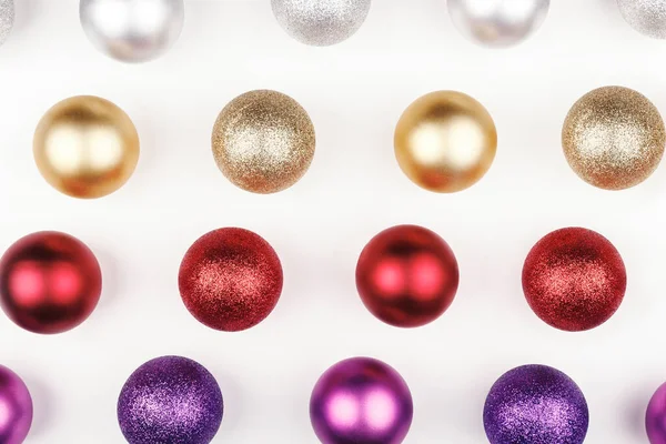 Padrão Diferentes Esferas Natal Brilhantemente Coloridas Fundo Branco Vista Cima — Fotografia de Stock