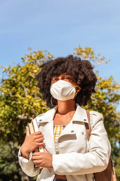 Joven Mujer Afroamericana Con Pelo Rizado Máscara Facial Sostiene Varios — Foto de Stock