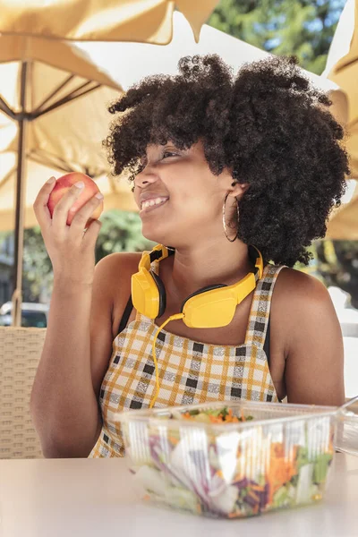 Young African American Woman Curly Hair Headphones Smiles She Eats — Stock Photo, Image