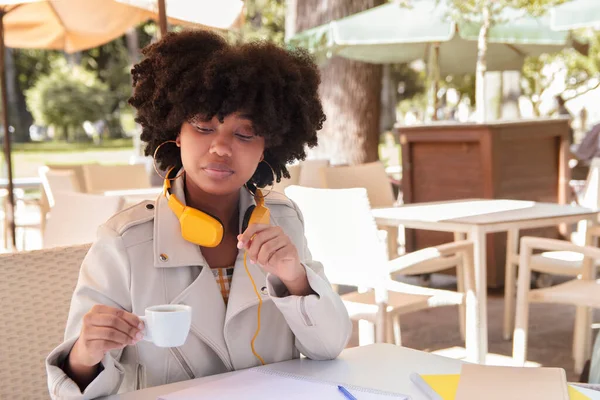 Young African American Woman Curly Hair Jacket Headphones Drinks Coffee — Stock Photo, Image