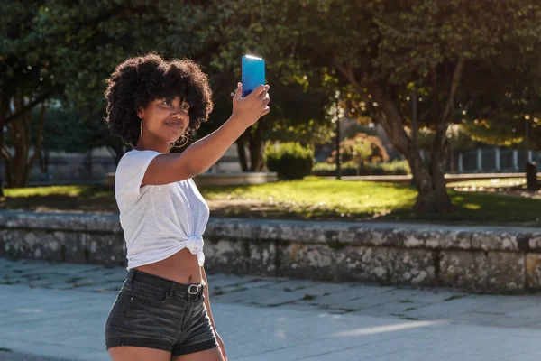 African American Girl Afro Hair Makes Selfie Her Cell Phone — Stock Photo, Image