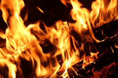 Siyah arka planda ateş alevleri