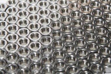 Paslanmaz çelik vidalar hizalandı.