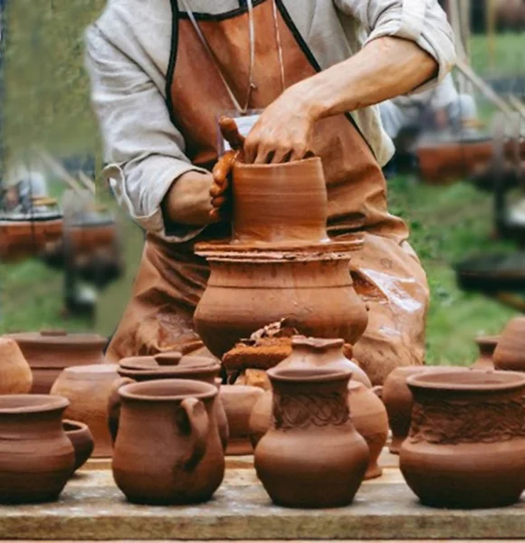 Potier Mains Sculpter Pots Cruches Maître Dans Tablier Table Pot — Photo