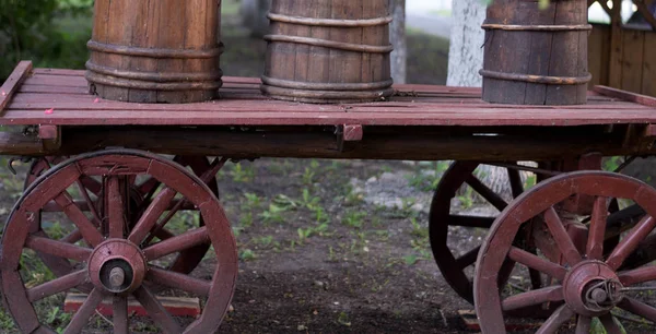 木车与桶与轮子站立在庭院装饰在夏天 — 图库照片