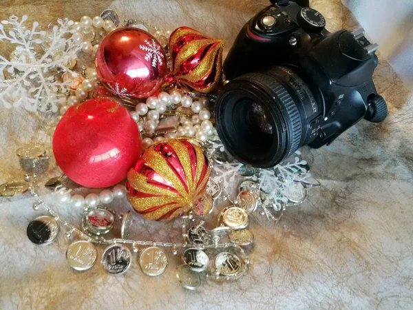 Κάμερα Είναι Ένα Δώρο Για Νέο Έτος Χριστουγεννιάτικη Γιρλάντα Φωτεινό — Φωτογραφία Αρχείου