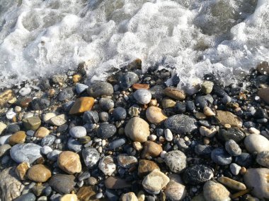 dalgalar üzerinde çakıl taşları üzerine sıçramasına deniz kayalık plaj 