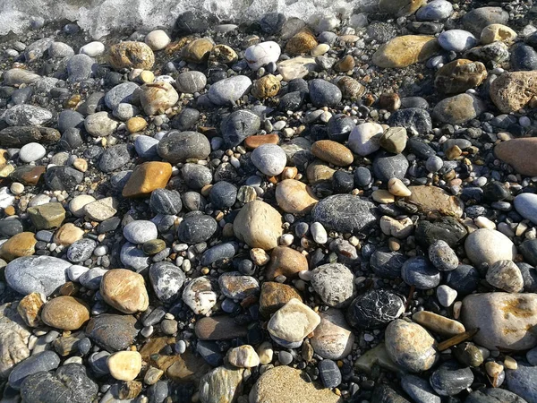 As ondas do mar batendo sobre as pedras de seixos na praia i — Fotografia de Stock