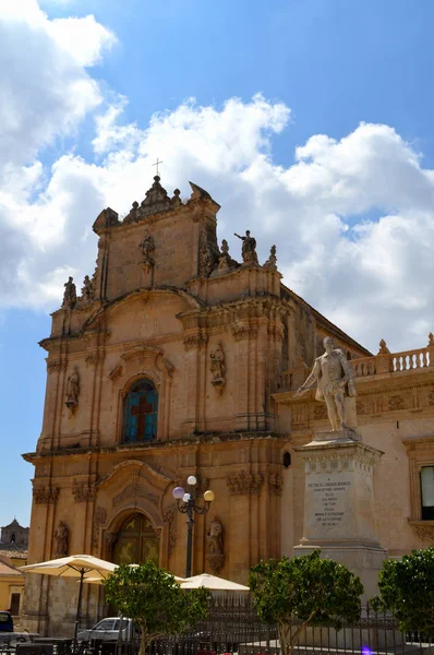 Veduta Della Statua Busacca Sullo Sfondo Chiesa Del Carmine Scicli — Foto Stock