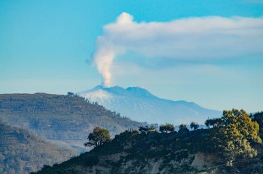 Etna Dağı Mazzarino görünümünden çarpıcı Erüpsiyonu, Caltanissetta, Sicilya, İtalya, Avrupa sırasında