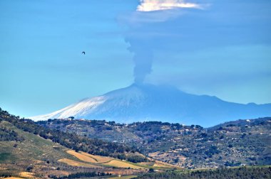 Etna Dağı Mazzarino görünümünden çarpıcı Erüpsiyonu, Caltanissetta, Sicilya, İtalya, Avrupa sırasında