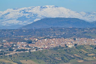 Barrafranca arka plan, Sicilya, İtalya, Avrupa Madonie dağlarda ile Mazzarino görünümünden