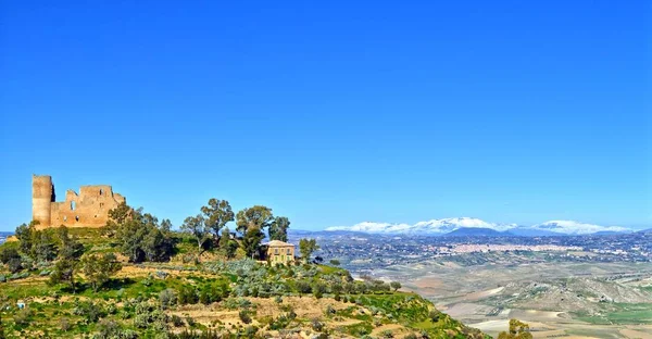 Güzel bir Mazzarino Ortaçağ Kalesi Barrafranca ve arka plan, Caltanissetta, Sicilya, İtalya, Avrupa'nın Madonie dağ manzarası