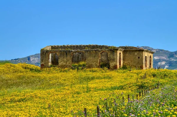 Old Farmhouse in the Sicilian Countryside, Beautiful Sicilian Landscaspe, Mazzarino, Caltanissetta, Sicily, Italy, Europe