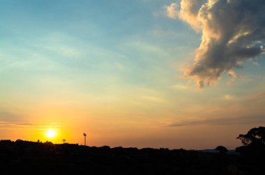 Mazzarino, Caltanissetta, Sicilya, İtalya, Avrupa, Siluet Manzara üzerinde Wonderful Sunrise