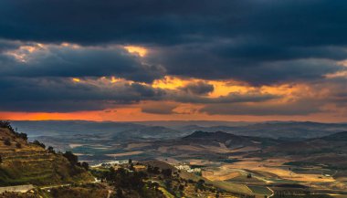 Bulutlu bir gün sırasında günbatımı harika Sicilyalı manzara, Mazzarino, Caltanissetta, Sicilya, Italya, Avrupa