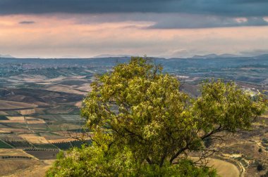 Bulutlu bir gün sırasında günbatımı harika Sicilyalı manzara, Mazzarino, Caltanissetta, Sicilya, Italya, Avrupa