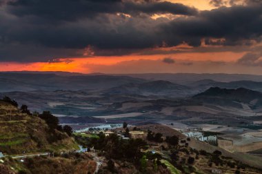 Bulutlu bir gün sırasında günbatımı harika Sicilyalı manzara, Mazzarino, Caltanissetta, Sicilya, Italya, Avrupa