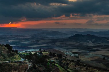 Bulutlar, Mazzarino, Caltanissetta, Sicilya, Italya, Avrupa harika günbatımı
