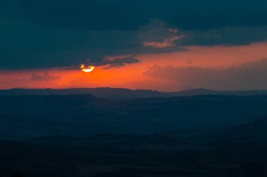 Bulutlar, Mazzarino, Caltanissetta, Sicilya, Italya, Avrupa harika günbatımı